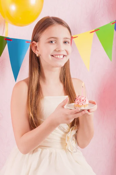 Chica con pastel de cumpleaños — Foto de Stock