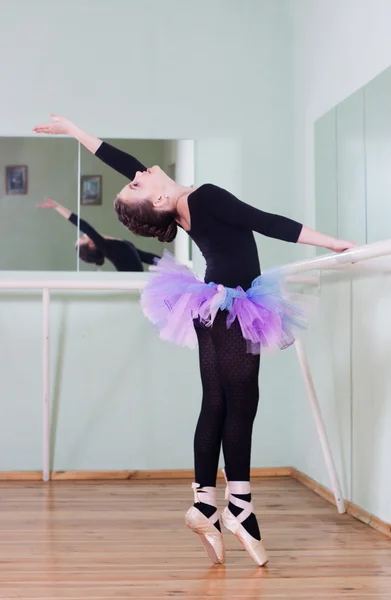 Ragazza alla classe di balletto — Foto Stock