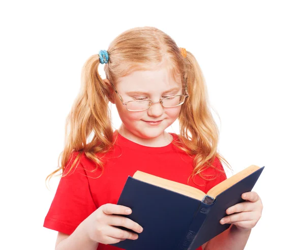 Petite fille avec livre portant des lunettes isolées sur blanc — Photo