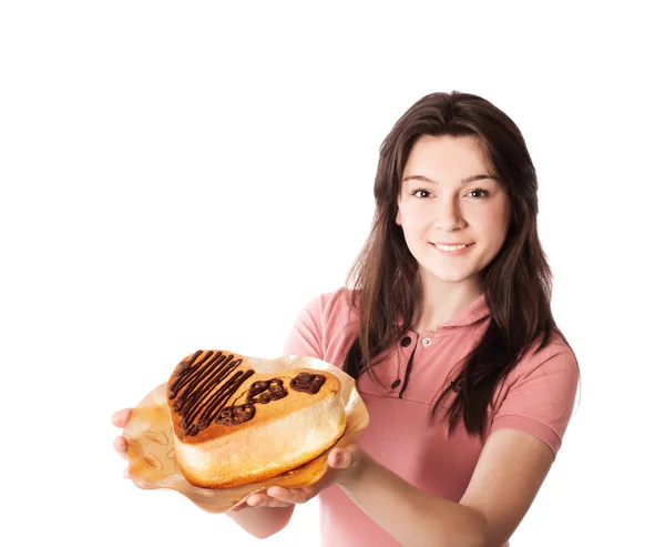 Glimlach meisje met cake geïsoleerd op wit — Stockfoto