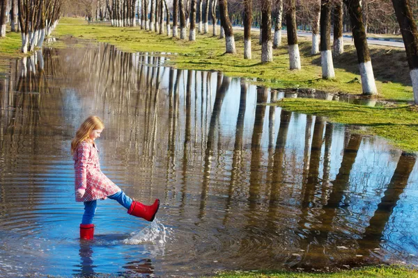 Fille au parc de printemps — Photo