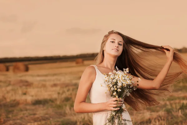 Belle fille en plein air — Photo