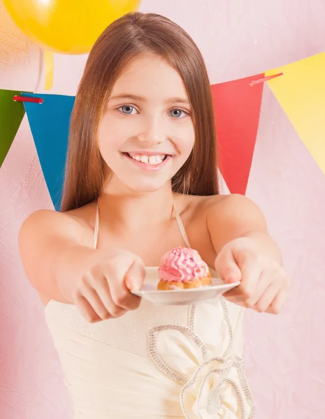 Fille dans fête d'anniversaire avec gâteau — Photo