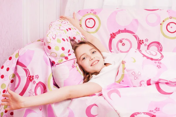 Adorável menina em sua cama — Fotografia de Stock