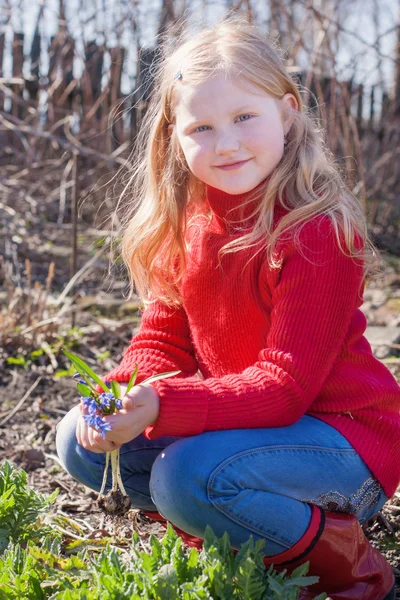 Menina feliz trabalhando no jardim — Fotografia de Stock