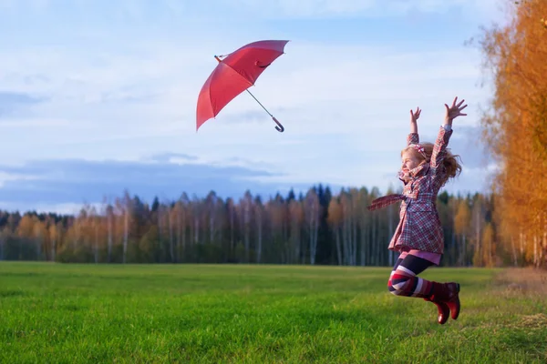 Feliz salto menina ao ar livre — Fotografia de Stock