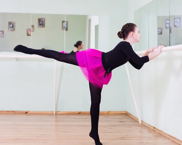 Девушка на балетном занятии — стоковое фото