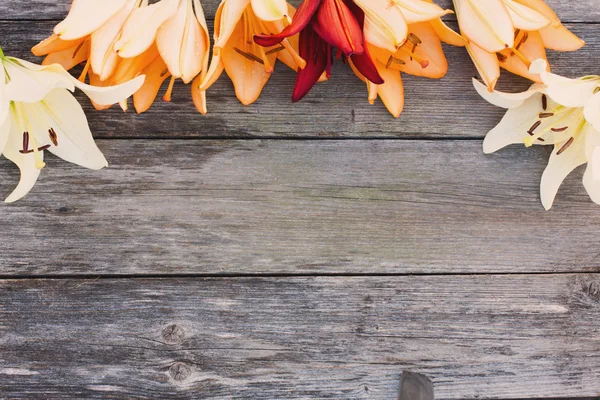 Flores sobre fondo de madera —  Fotos de Stock