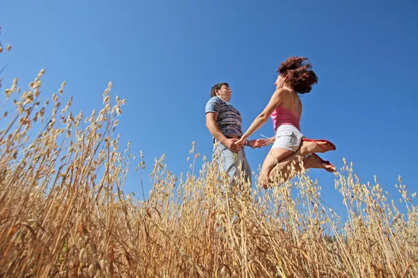 Casal ao ar livre — Fotografia de Stock