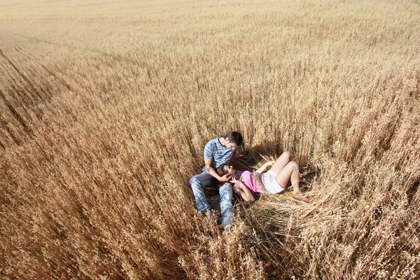 Casal ao ar livre — Fotografia de Stock