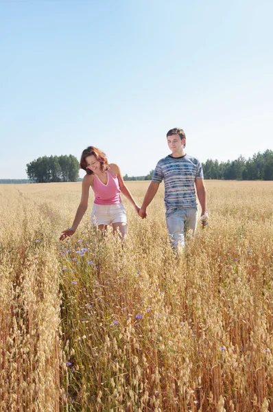 Casal ao ar livre — Fotografia de Stock