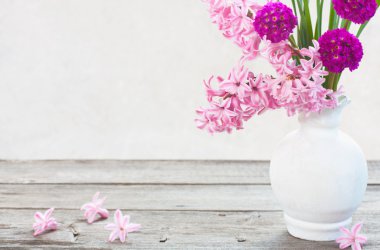 Tahta arka planda bahar çiçekleri