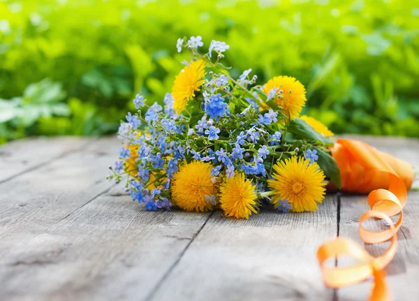 Flores de primavera em fundo de madeira — Fotografia de Stock