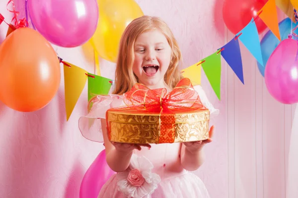 Bella ragazza con regalo — Foto Stock