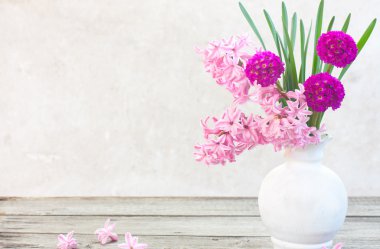 Tahta arka planda bahar çiçekleri