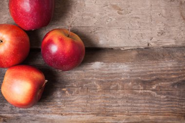 Ahşap arkaplanda kırmızı elmalar