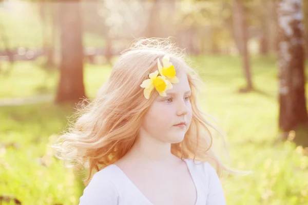 Menina bonita no parque de primavera — Fotografia de Stock