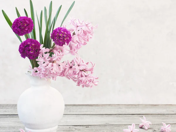 Flores de primavera sobre fondo de madera — Foto de Stock