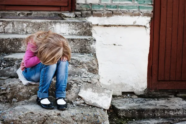 Menina no fundo parede de tijolo — Fotografia de Stock