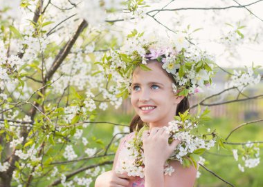 Bahar çiçek ile güzel kız