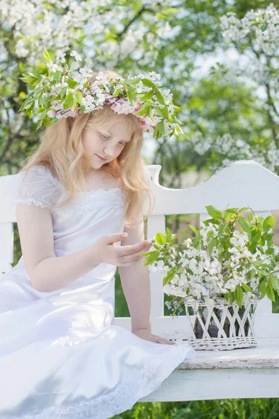 Menina bonita com flor de primavera — Fotografia de Stock