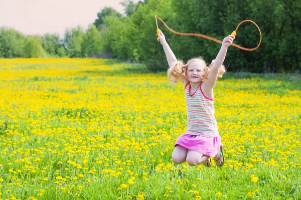 Menina pulando sobre uma corda pulando — Fotografia de Stock