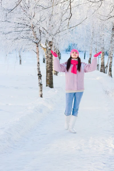 Menina bonita feliz no parque de inverno — Fotografia de Stock