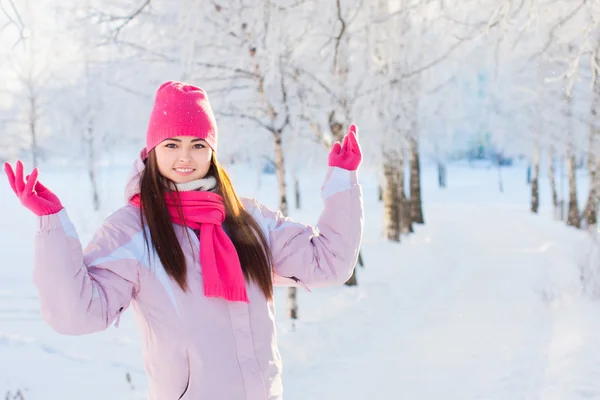 Happy krásná dívka ve winter parku — Stock fotografie