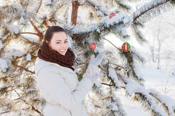 Flicka med jul leksak utomhus — Stockfoto