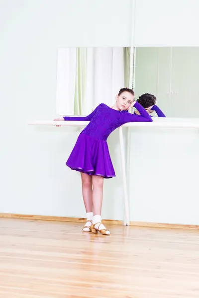 Menina bonita em vestido de classificação — Fotografia de Stock