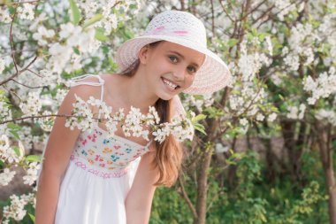 Bahar çiçek ile güzel kız