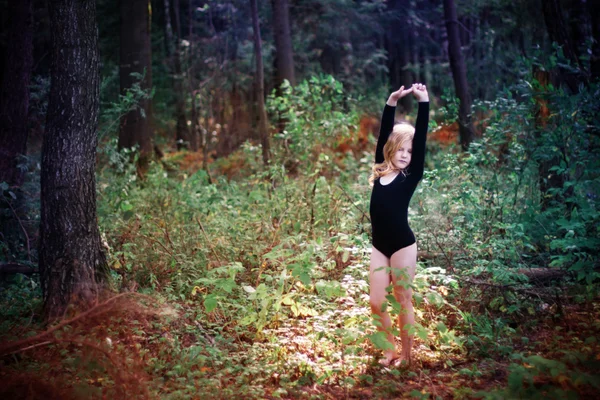 Bailando niño en el bosque de hadas — Foto de Stock