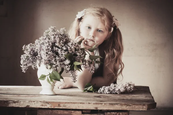 Vintage retrato menina triste com lilás — Fotografia de Stock