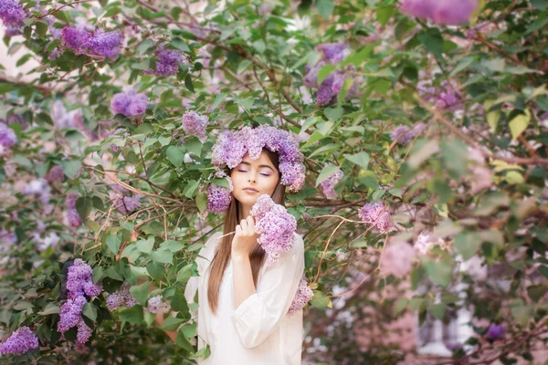 ライラック色の花とファッションの若い女性 — ストック写真