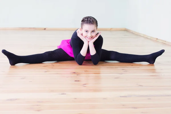 Giovane ballerina sul pavimento — Foto Stock