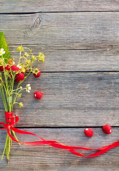 Erdbeeren auf Holzgrund — Stockfoto