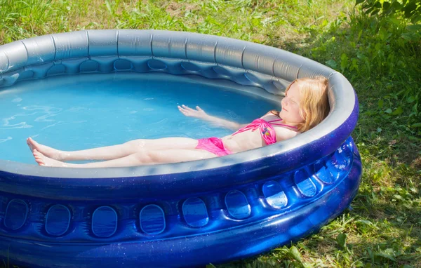 Menina na piscina — Fotografia de Stock