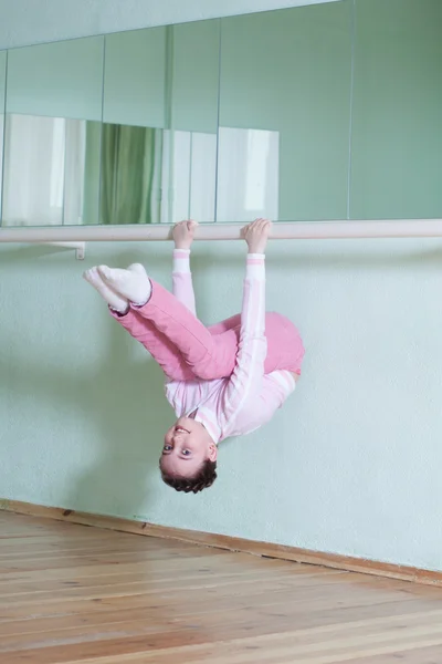 Girl exercising indoor — Stock Photo, Image