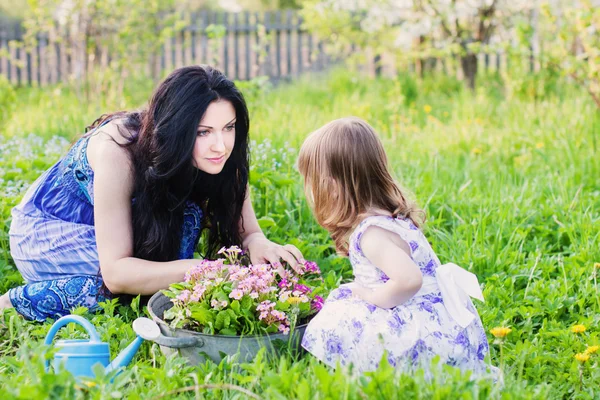 Mamma med dotter i trädgården — Stockfoto