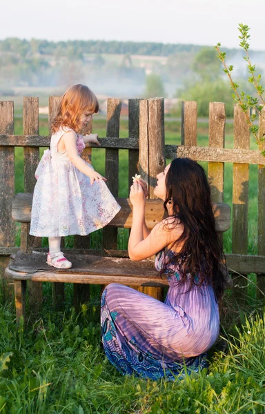 Anne ve küçük kız bahçede — Stok fotoğraf