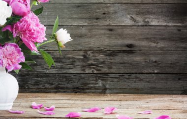 Ahşap arka planda şakayık