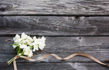 Yasemin ahşap zemin üzerinde