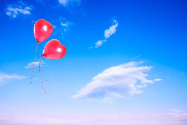 Balão de coração no céu azul — Fotografia de Stock