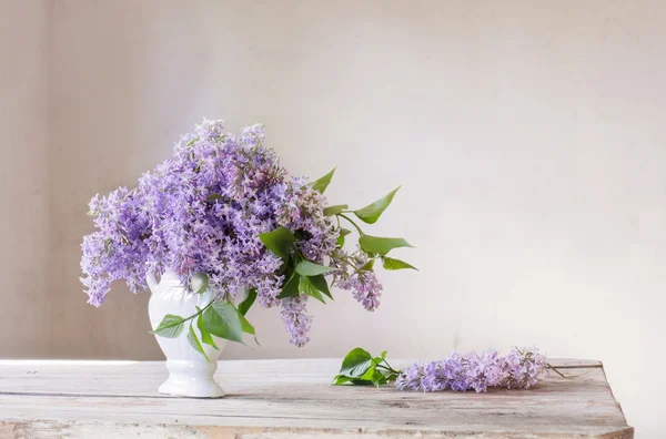 Flores sobre fondo blanco — Foto de Stock