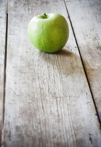 Mela verde su fondo di legno — Foto Stock