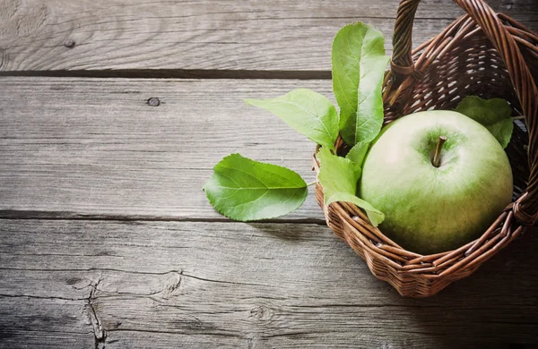 Groene appel op houten achtergrond — Stockfoto