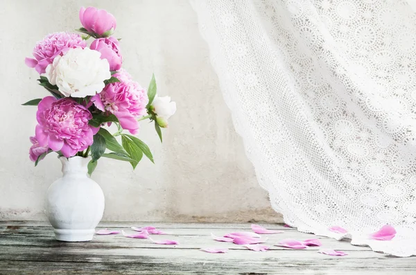 Beyaz arkaplanda çiçekler