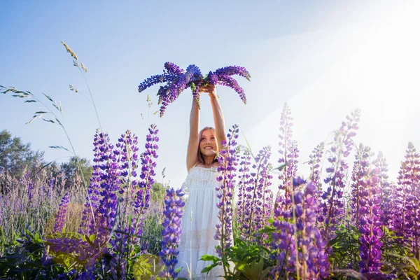 Krásná dívka venku — Stock fotografie