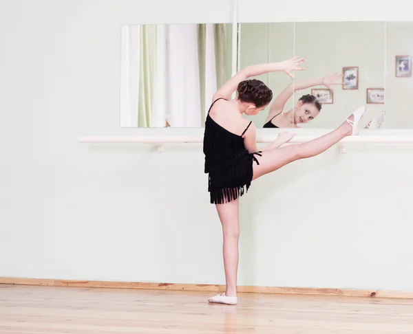 Jovem dançarina em uma aula de dança — Fotografia de Stock