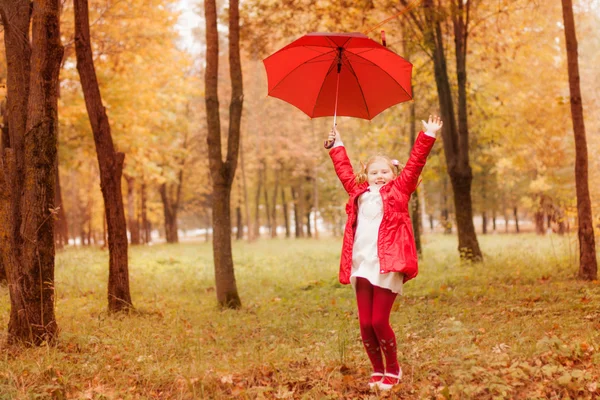 Niña con paraguas al aire libre — Foto de Stock